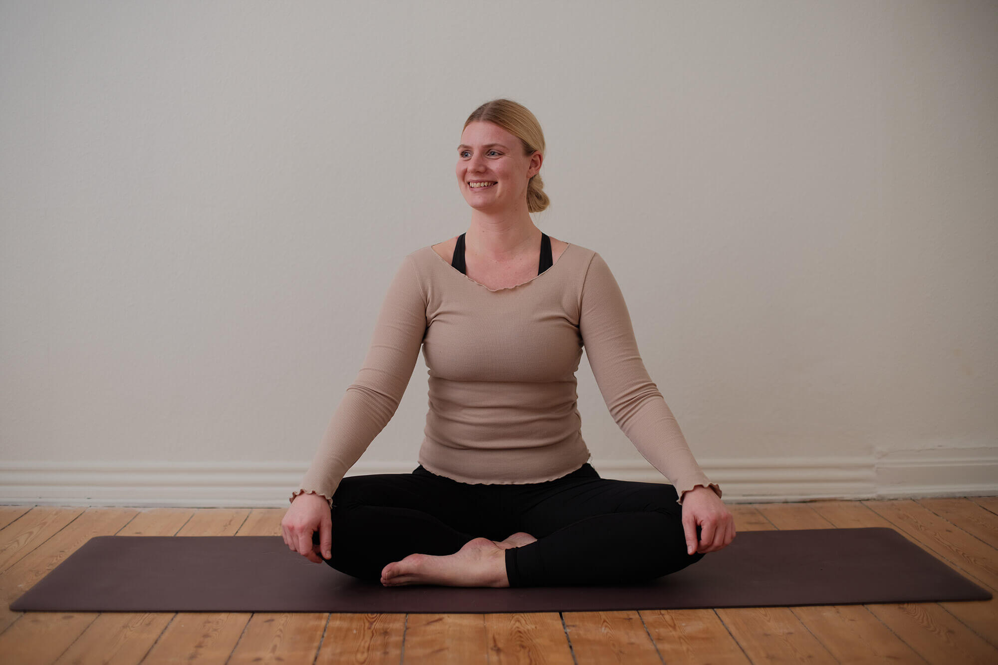 Instruktøren Cecilie der dyrker yoga i sit yoga studio i Odense